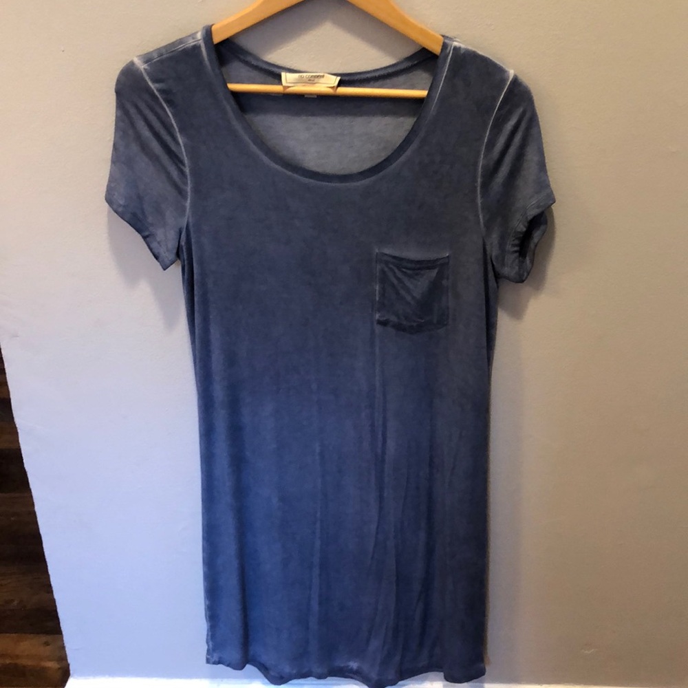 Blue T-shirt dress w pocket.